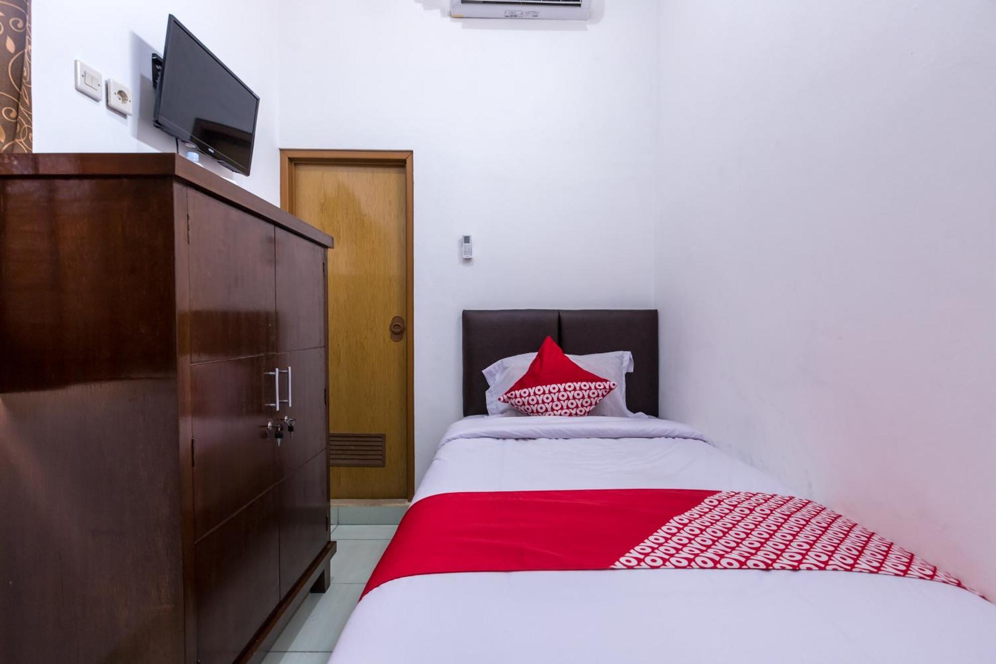 Hotel Vaccinated Staff - OYO 1082 Kost Arie 1 Jakarta Exterior foto