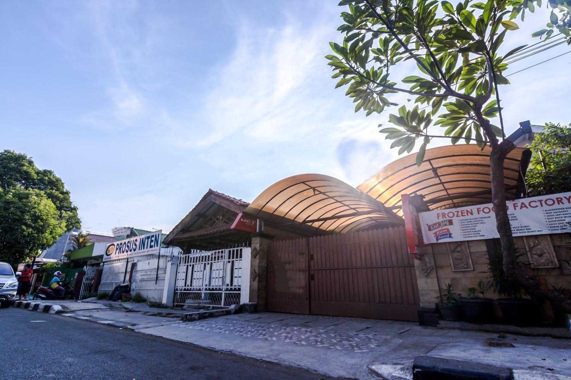 Hotel Vaccinated Staff - OYO 1082 Kost Arie 1 Jakarta Exterior foto