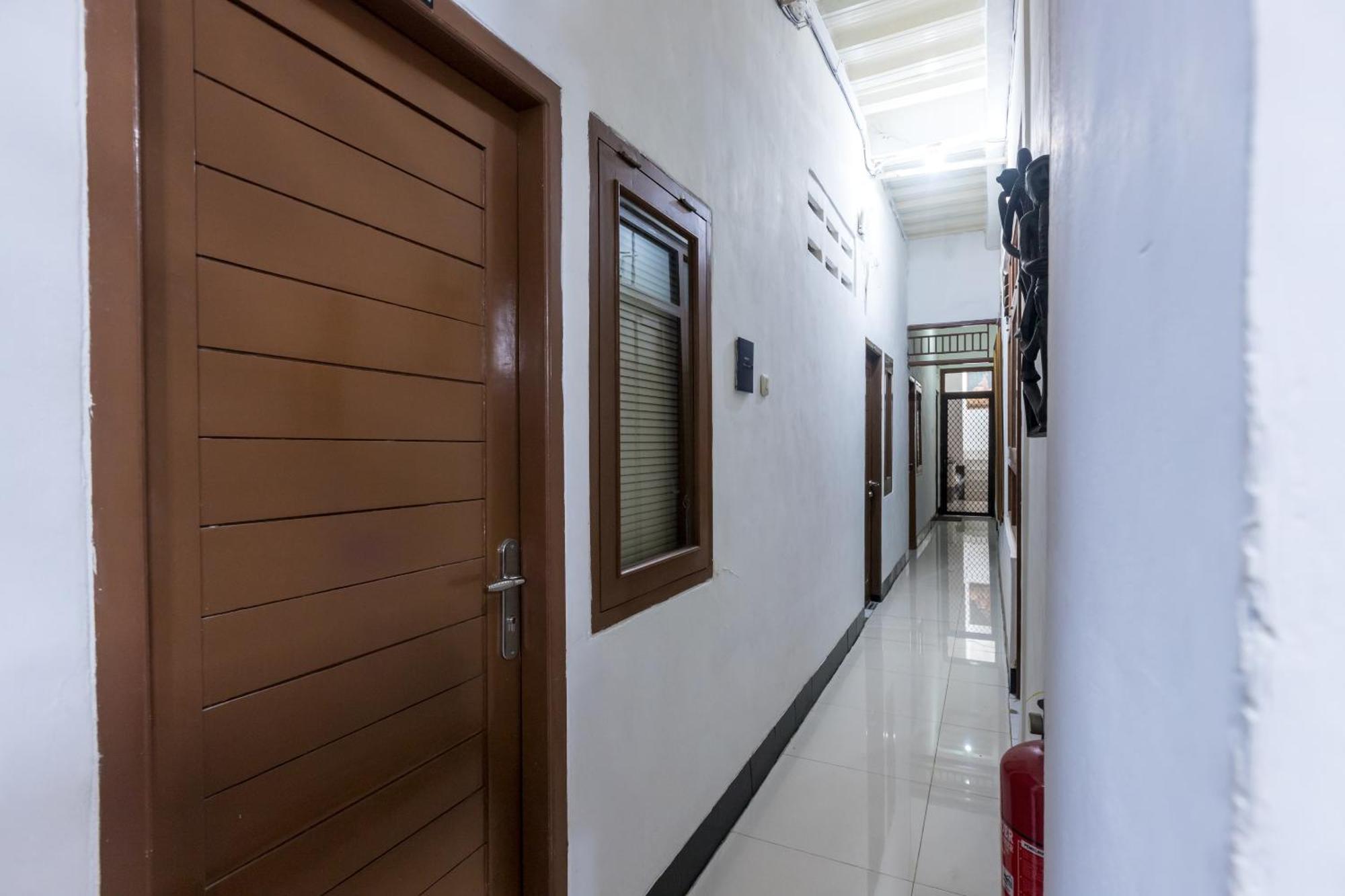 Hotel Vaccinated Staff - OYO 1082 Kost Arie 1 Jakarta Exterior foto